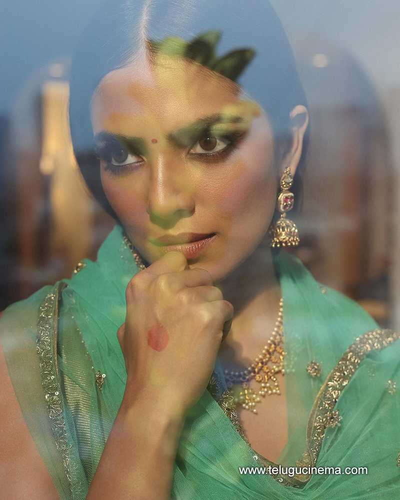malavika stills 021124 04