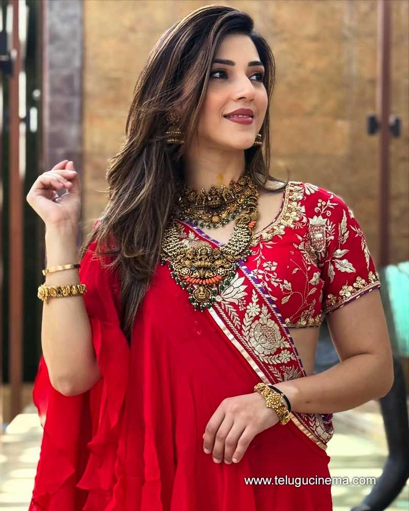 mehreen still 03022502