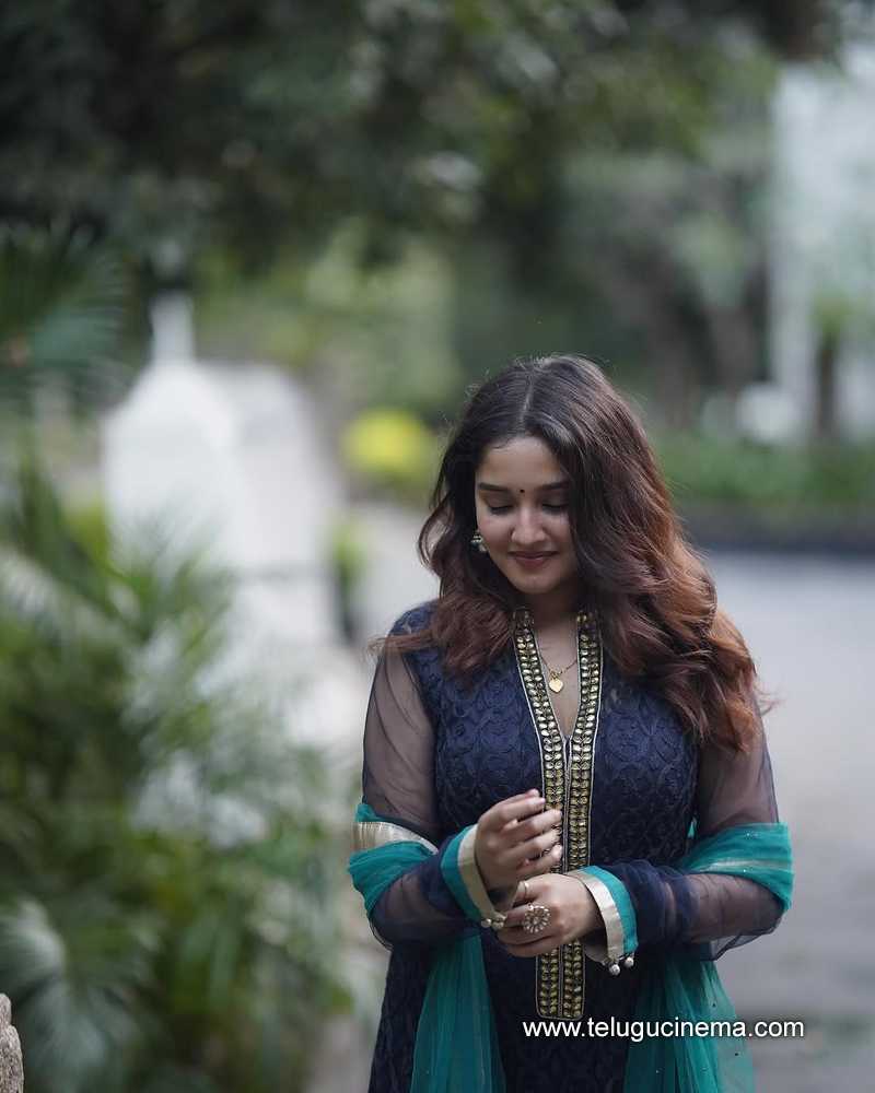 anikha stills 08042502