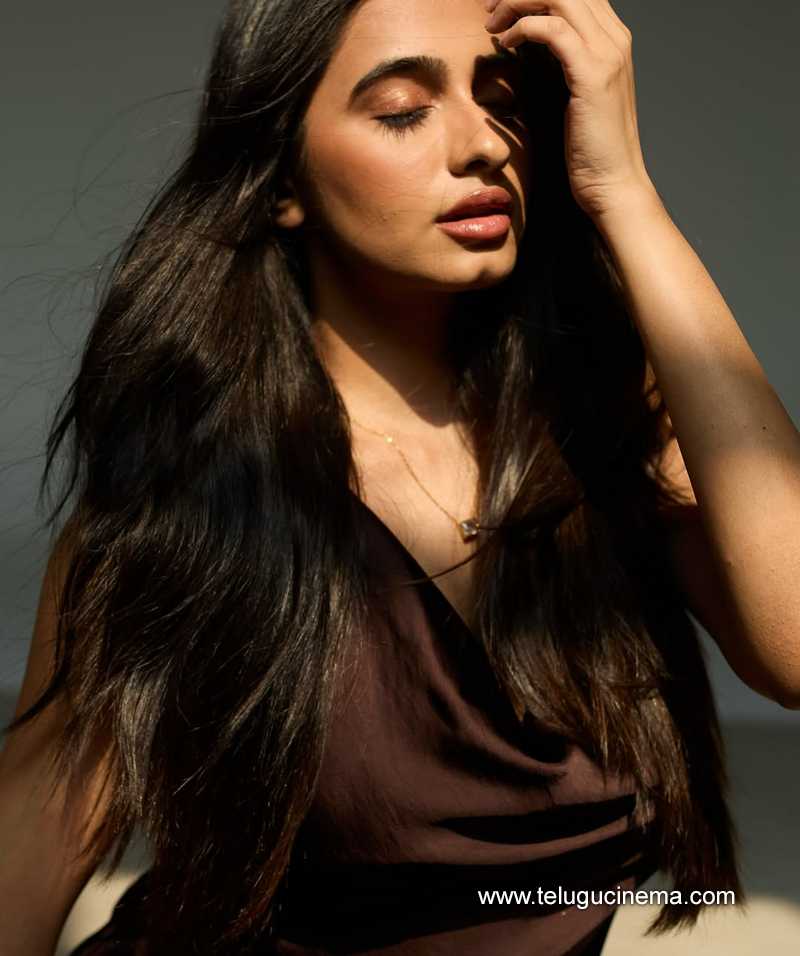 manasa stills 0100525 03