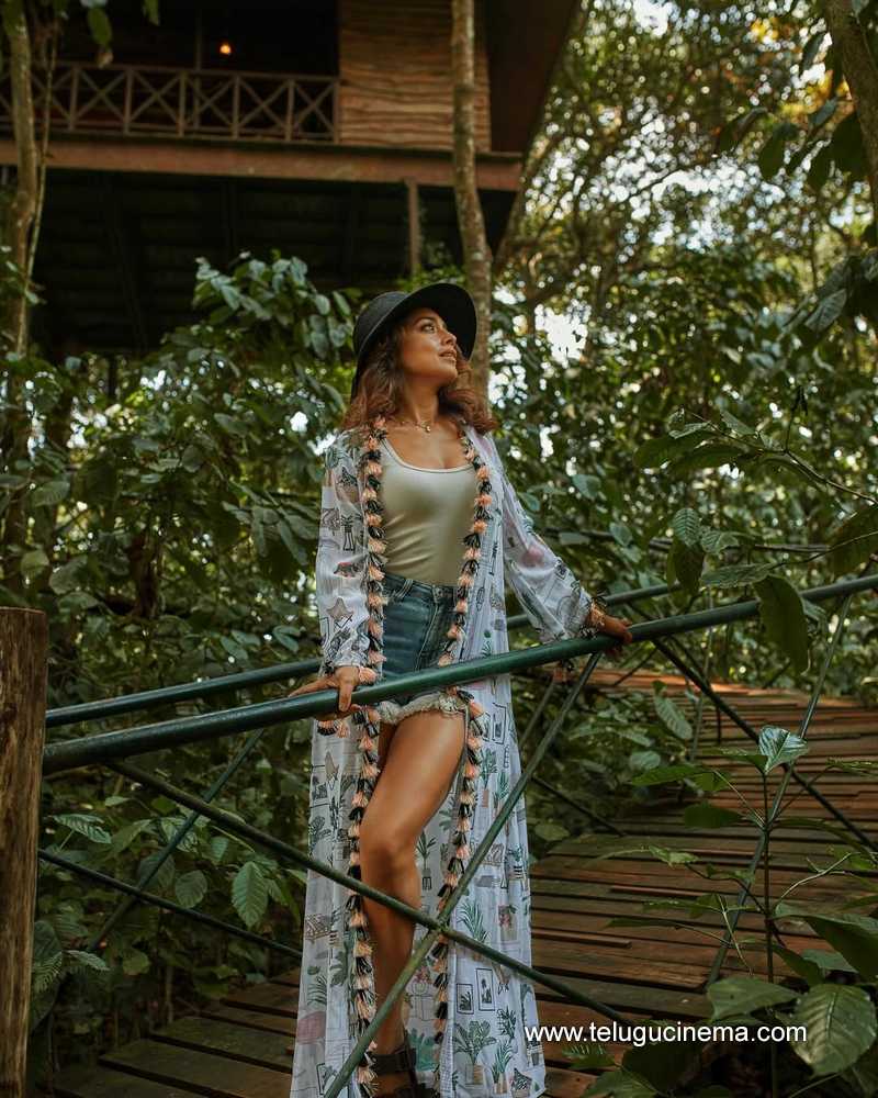 shriya stills 230525 04