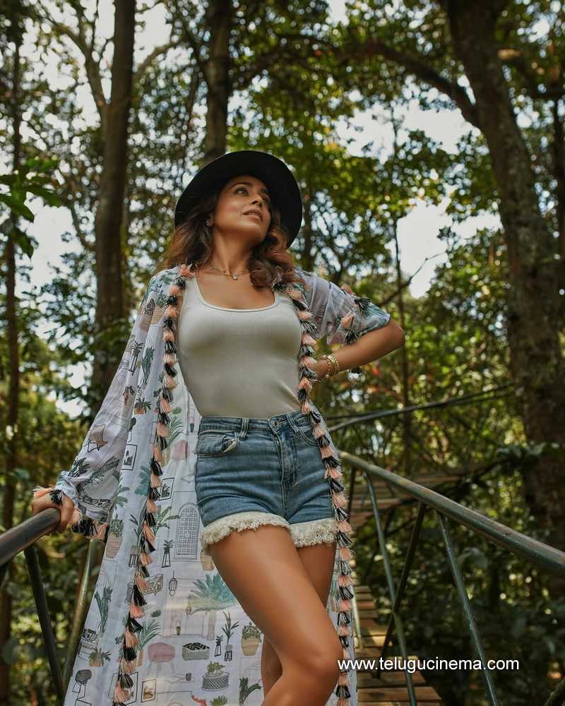 shriya stills 230525 06