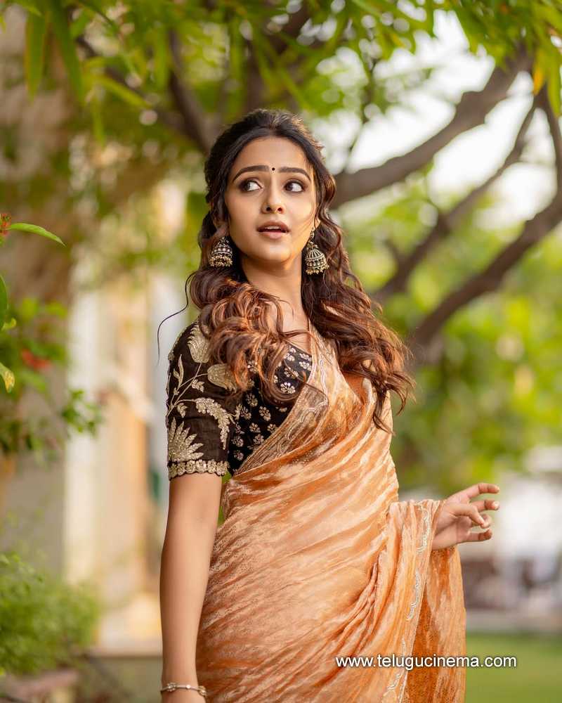 vaishnavi stills 220525 03