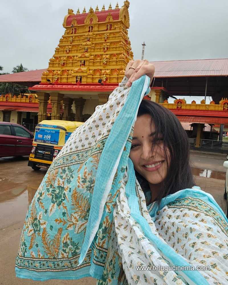 srinidhi stills 060625 01