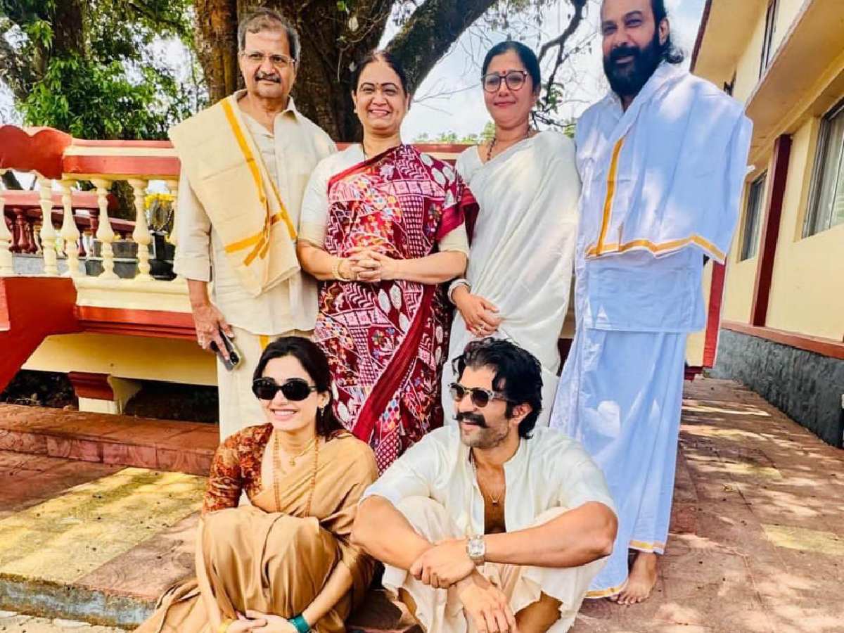 Rashmika Mandanna with Vijay Deverakonda and family