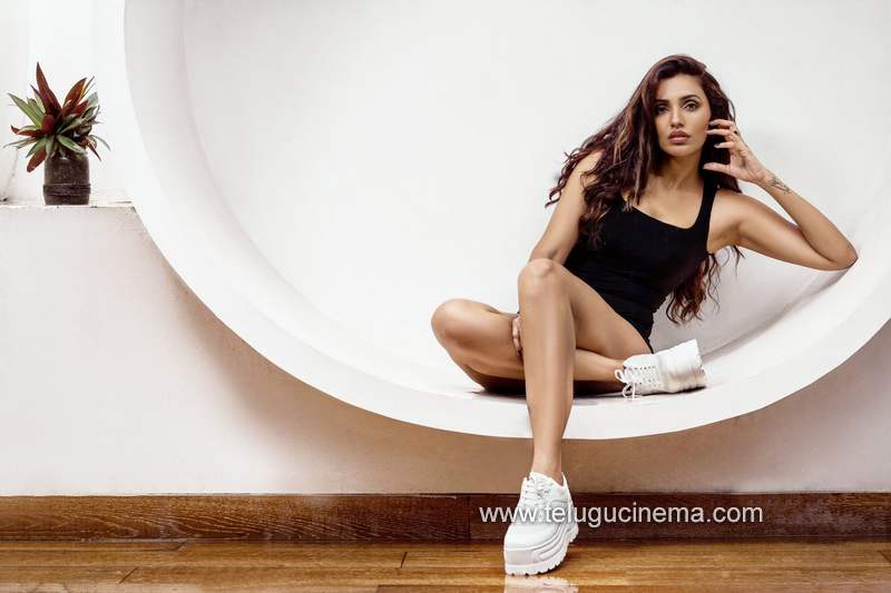 aksharagowda stills170820 002