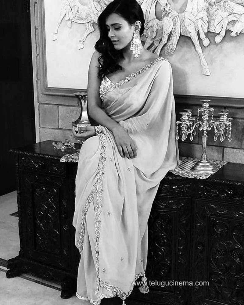 hebahpatel stills200820 002