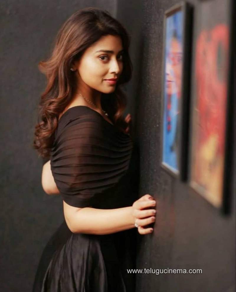 shriyasaran stills180820 002