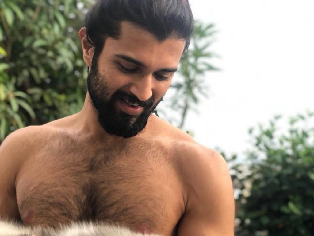 New Pic Vijay Deverakonda Flaunts His Bare Chest Telugu Cinema