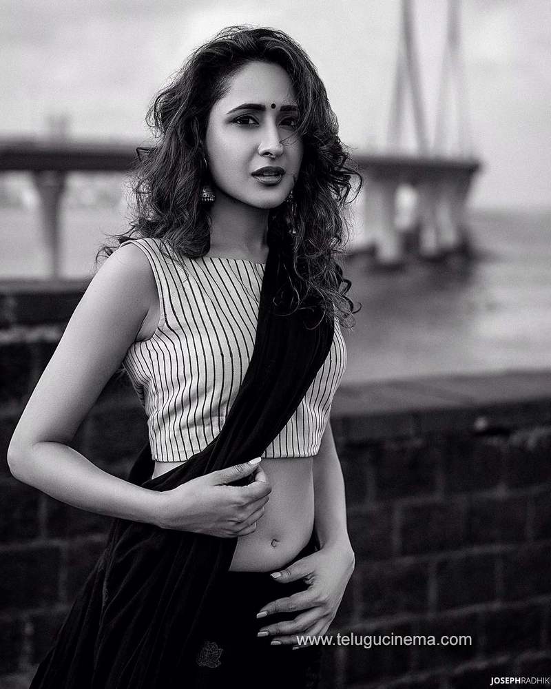 pragyajaiswal stills 071120 001