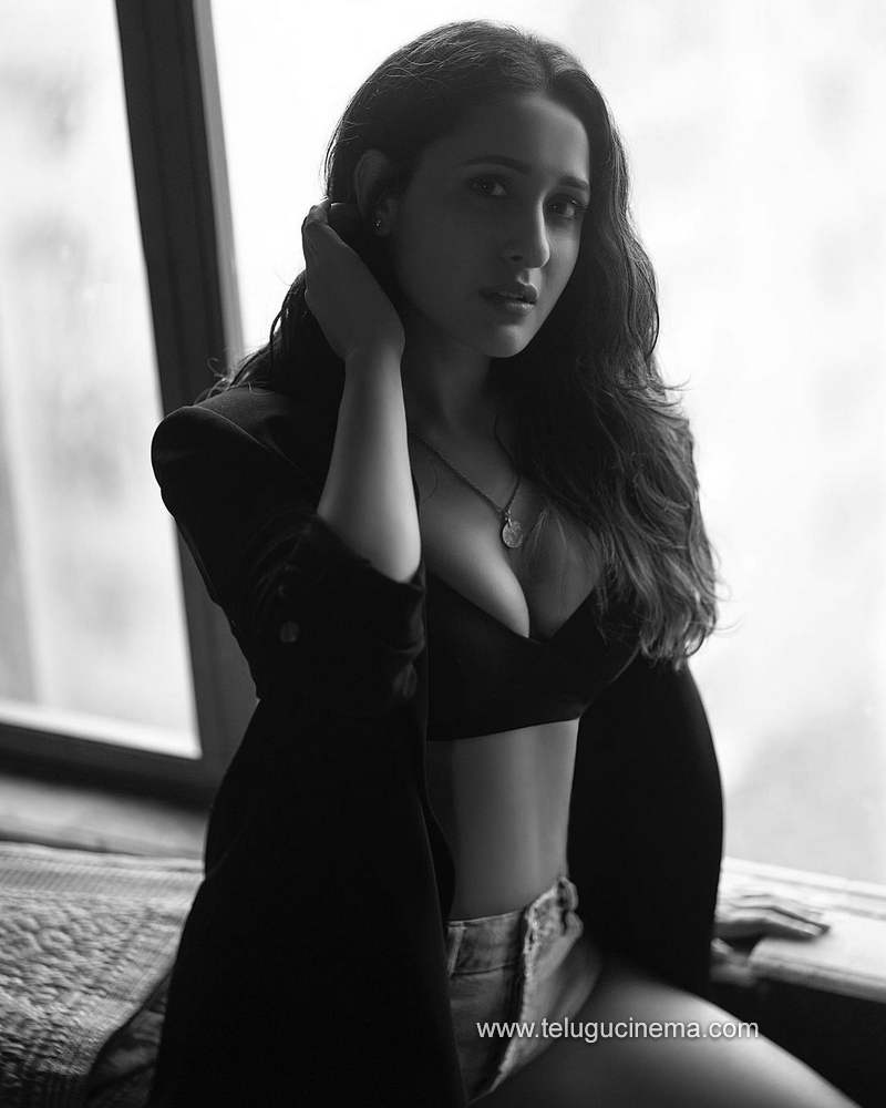 pragyajaiswal stills 111120 002