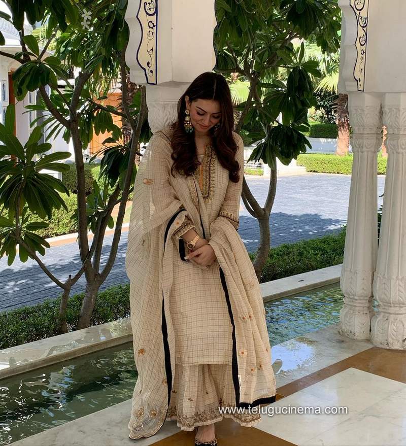 hansika stills 041220 003
