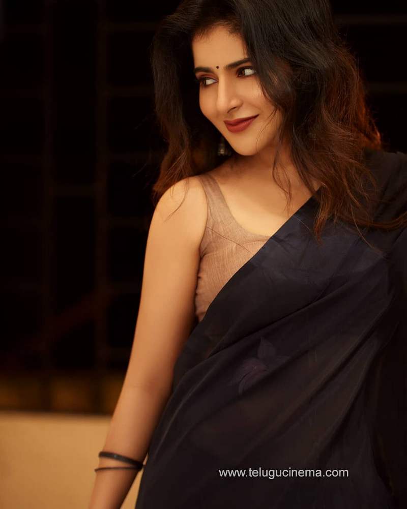 iswarya stills 131220 004