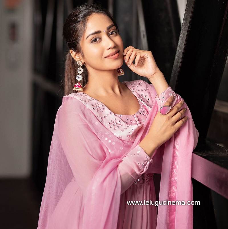 nivetha stills 08012100002