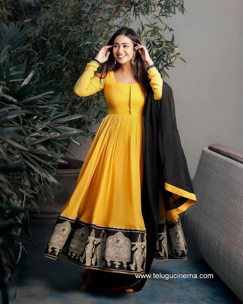 nivethapethuraj stills 20012100001