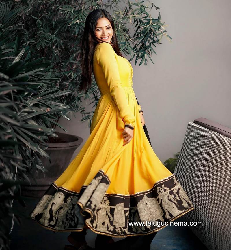 nivethapethuraj stills 20012100003