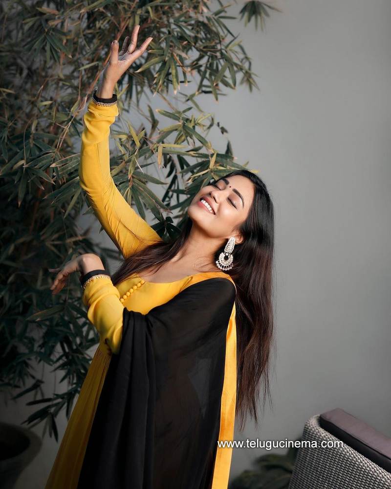 nivethapethuraj stills 20012100004