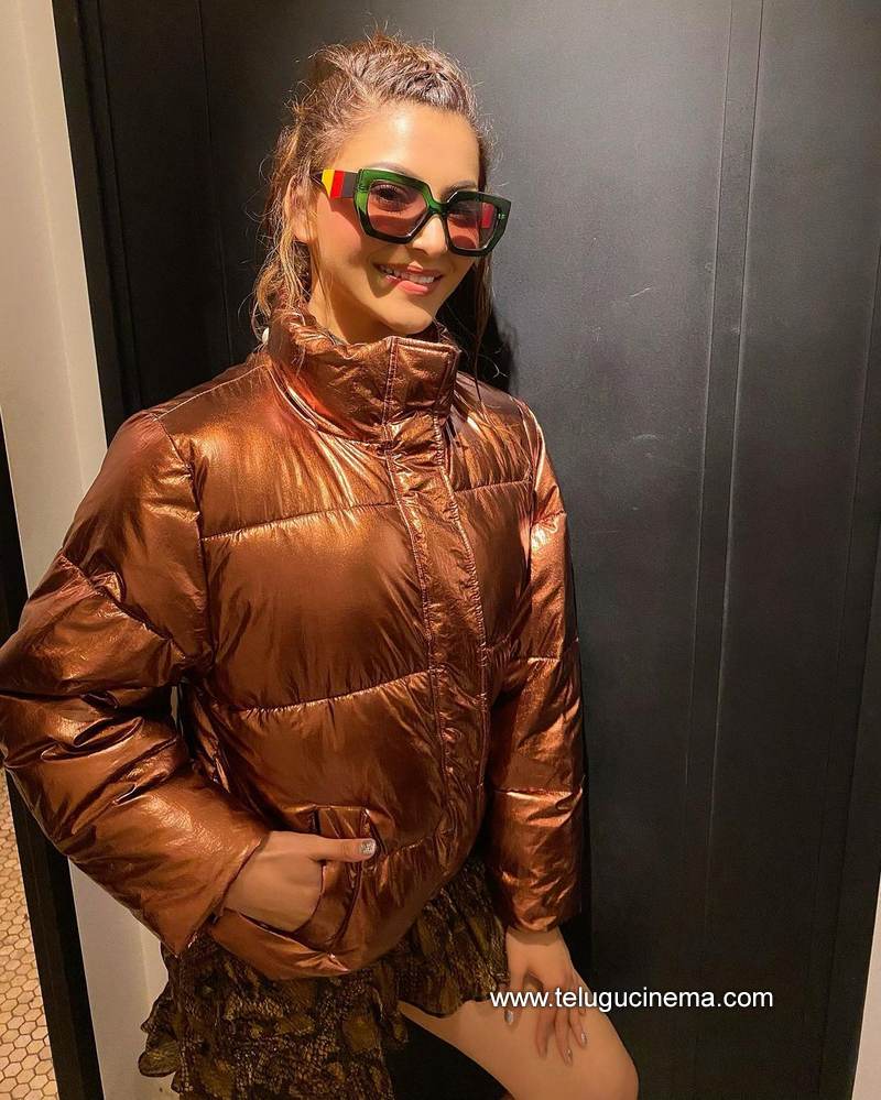 urvashi stills 05012100001