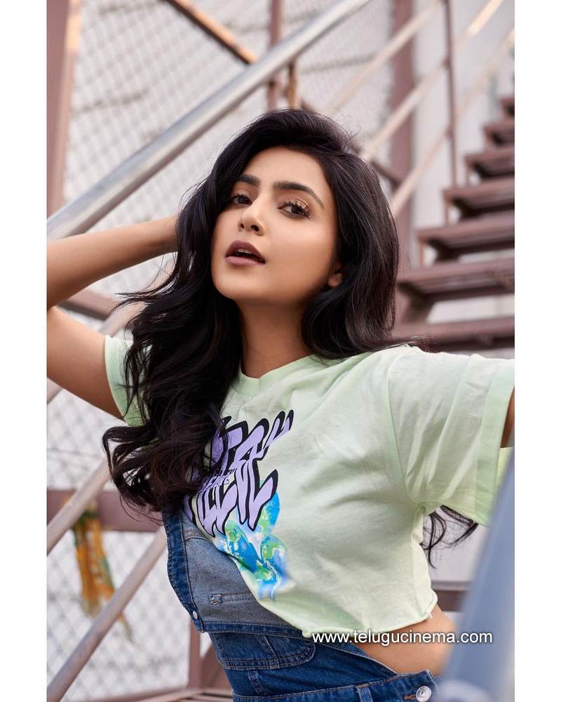 avanthika stills 22022100005