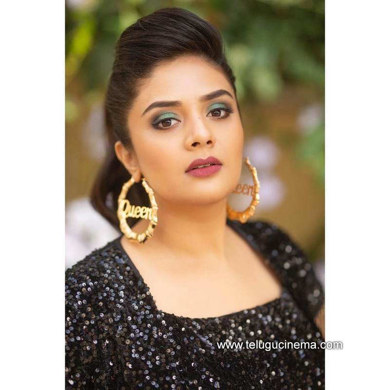 sreemukhi stills 16022100001