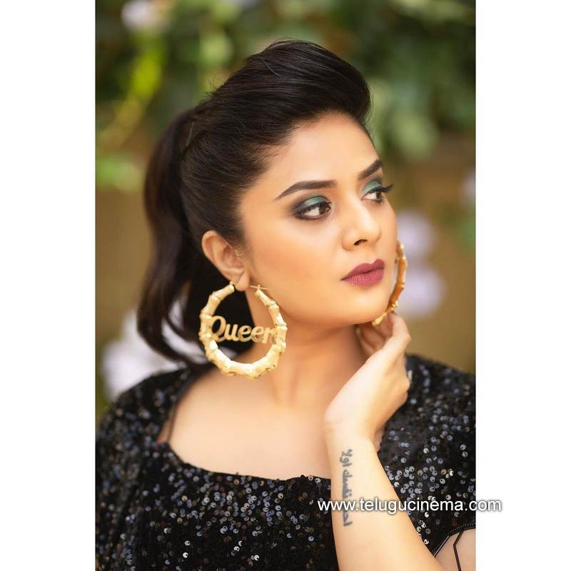 sreemukhi stills 16022100002