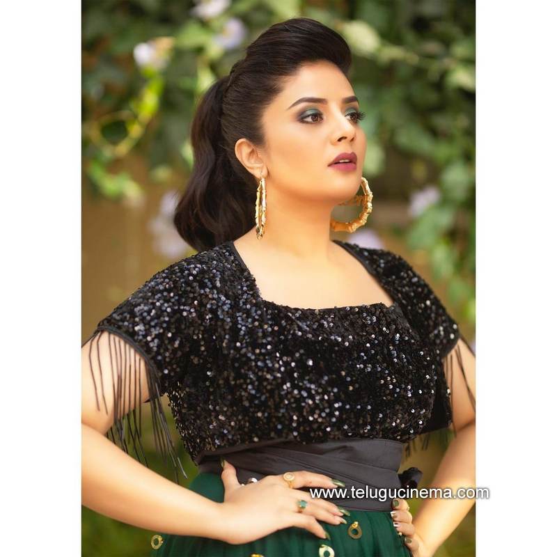 sreemukhi stills 16022100003