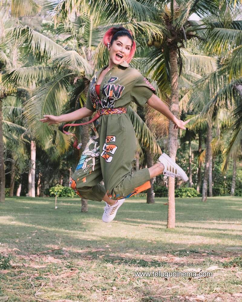 sunnyleone stills 08022100005