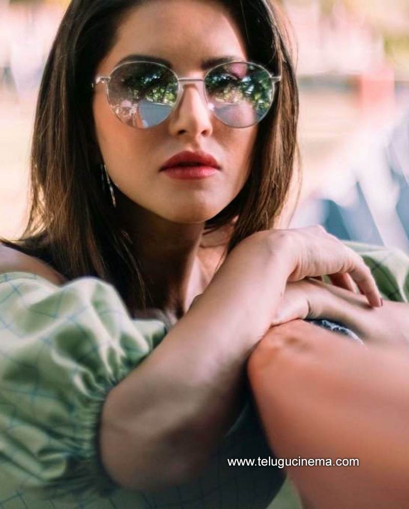 sunnyleone stills 10022100001