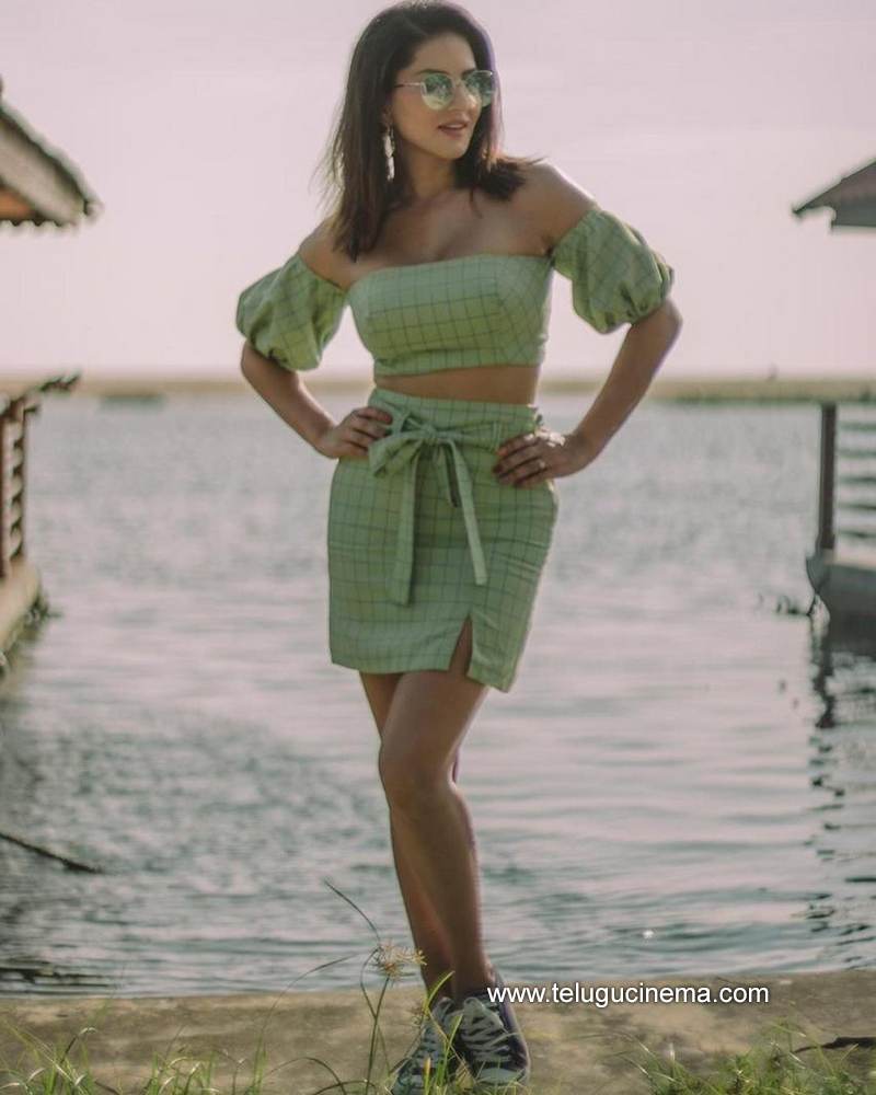 sunnyleone stills 10022100003