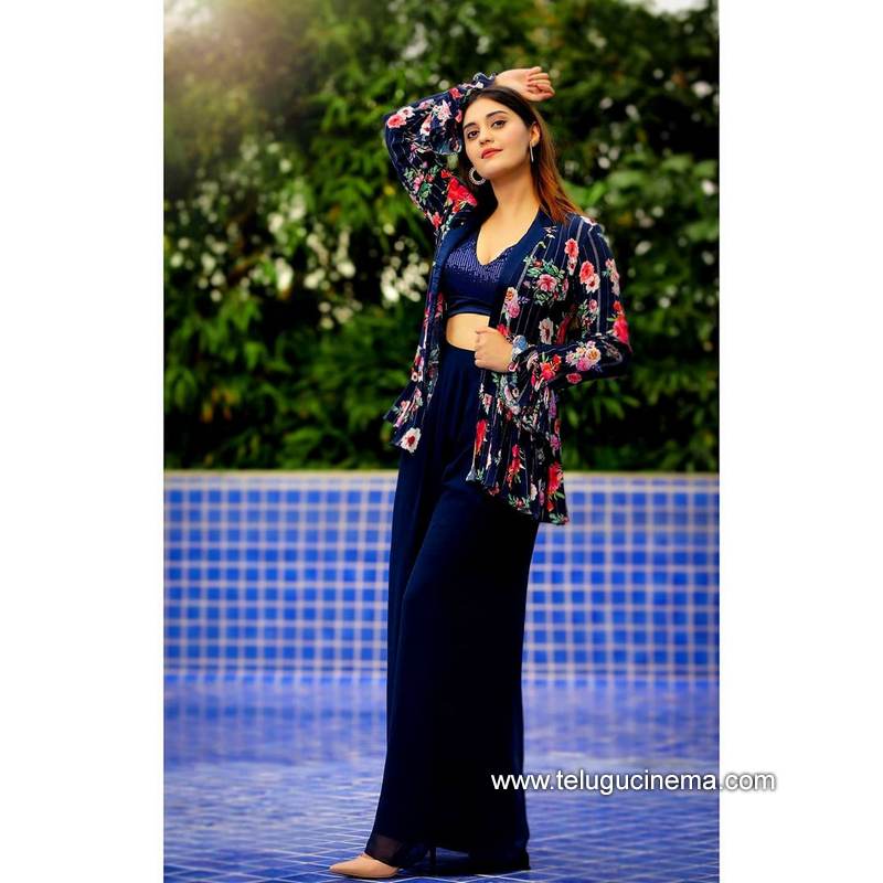 surbhi stills 10022100002