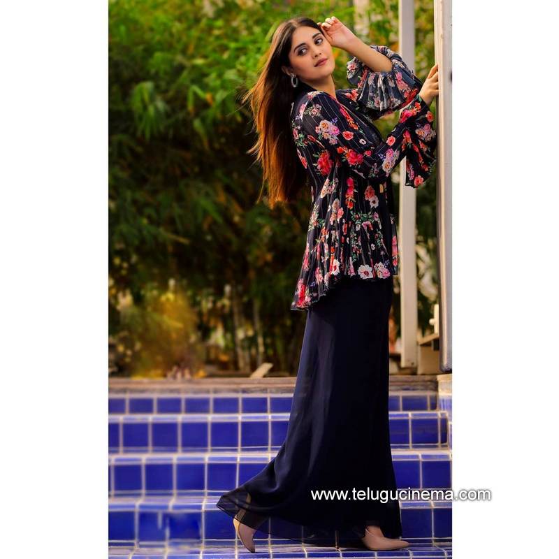 surbhi stills 10022100003
