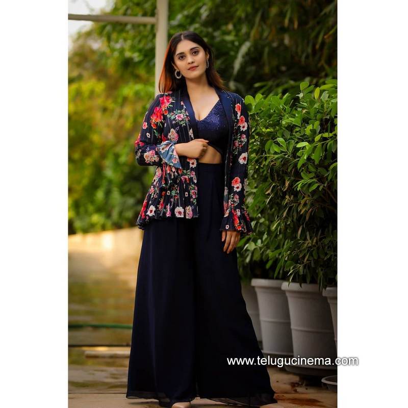 surbhi stills 10022100004