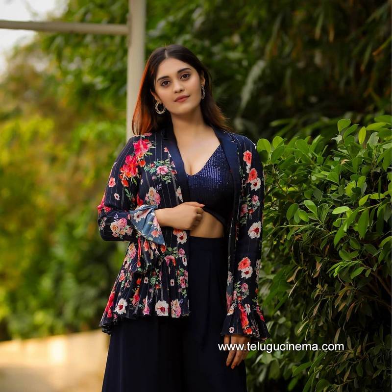 surbhi stills 10022100005