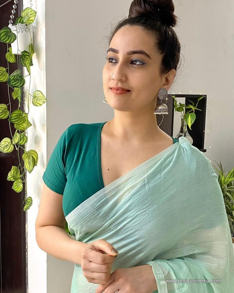 Anchor Manjusha In A Green Saree Telugu Cinema