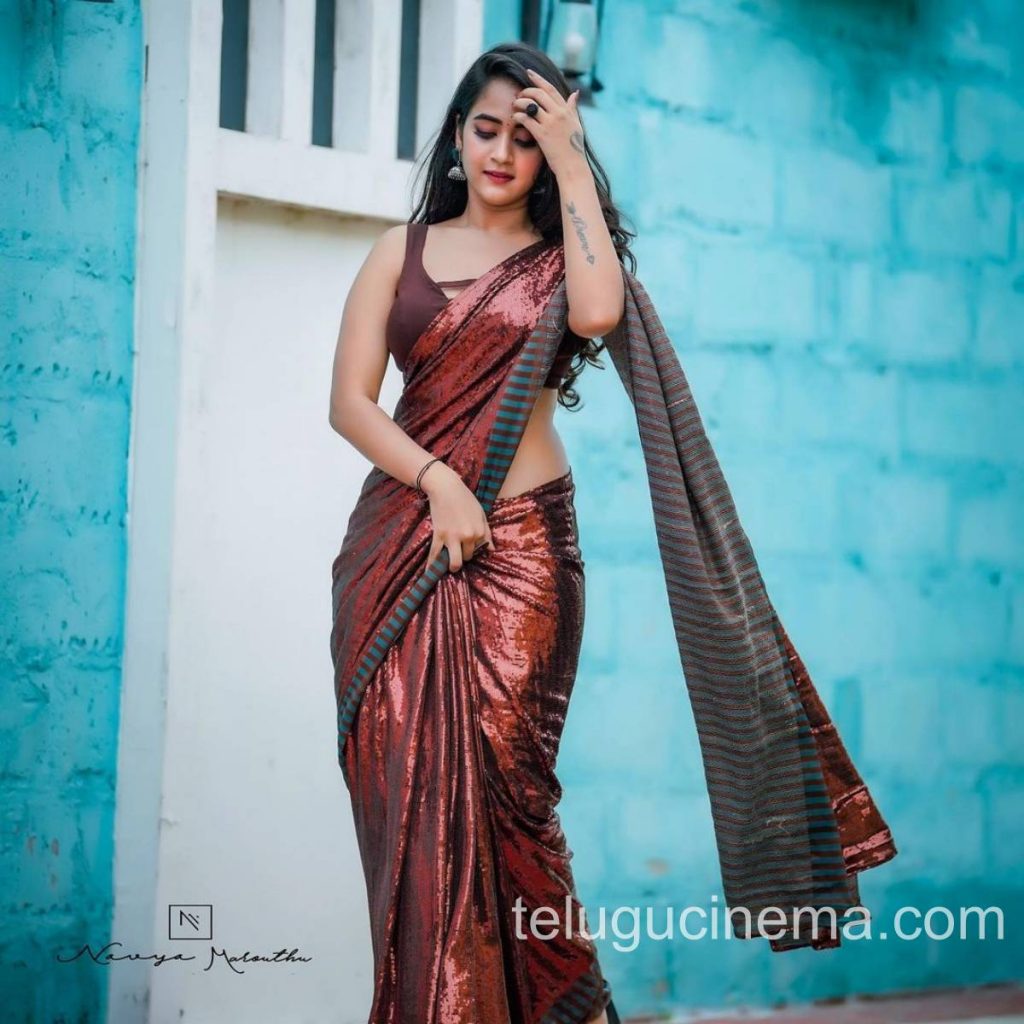 Deepthi Sunaina in a glittering saree - pics | Telugu Cinema
