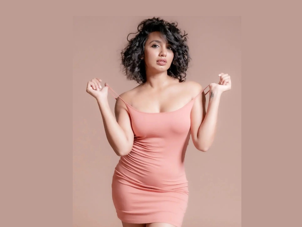 Tejaswi Madivadas hot sizzling poses | Page 2 | Telugu Cinema
