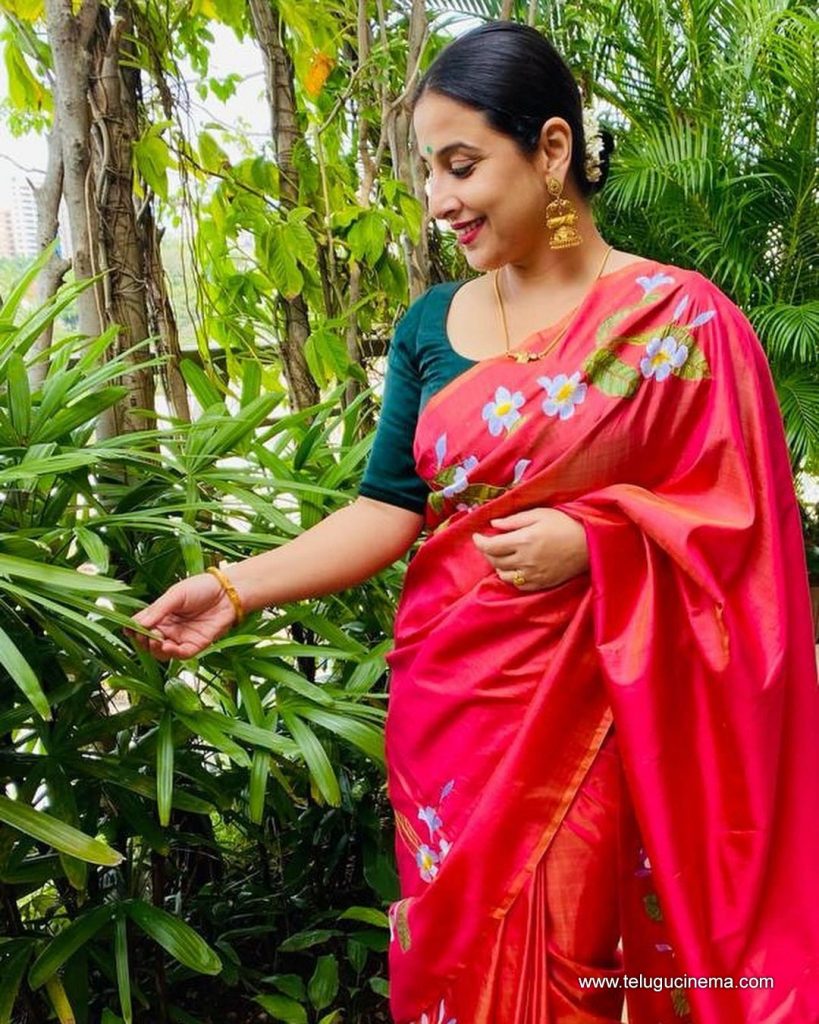 Saree Lovers: Back Side Blouse Design Ideas To Take From Madhuri Dixit,  Karisma Kapoor, And Vidya Balan | IWMBuzz