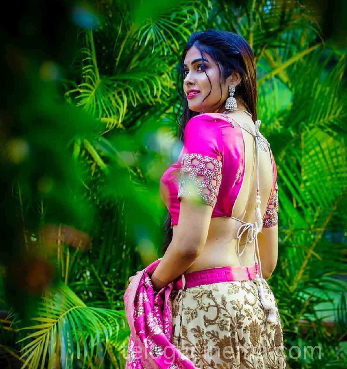 Divi Vadthya flaunts her back | Telugu Cinema