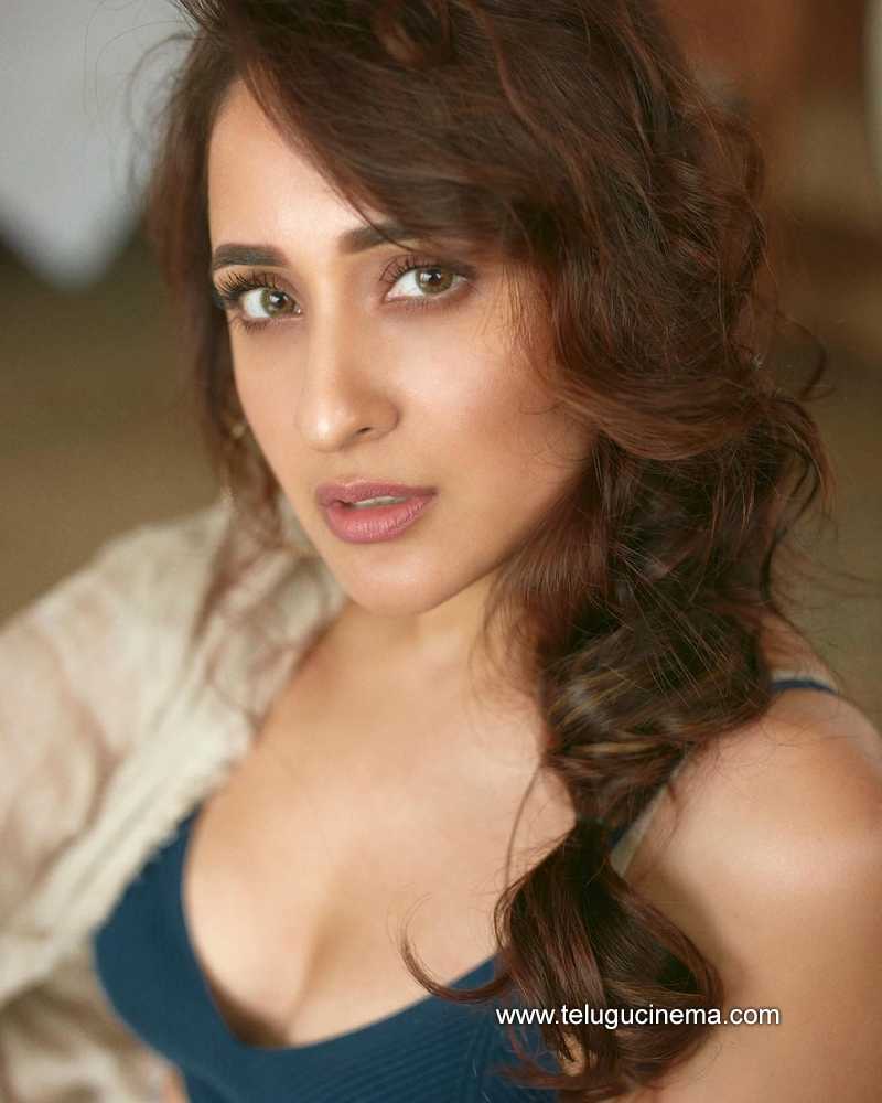 pragya stills 201121 001