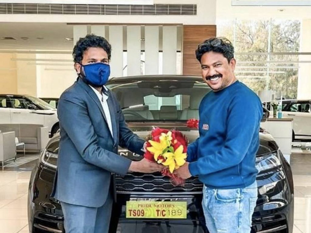 Producer gifts Range Rover to Khiladi director | Telugu Cinema