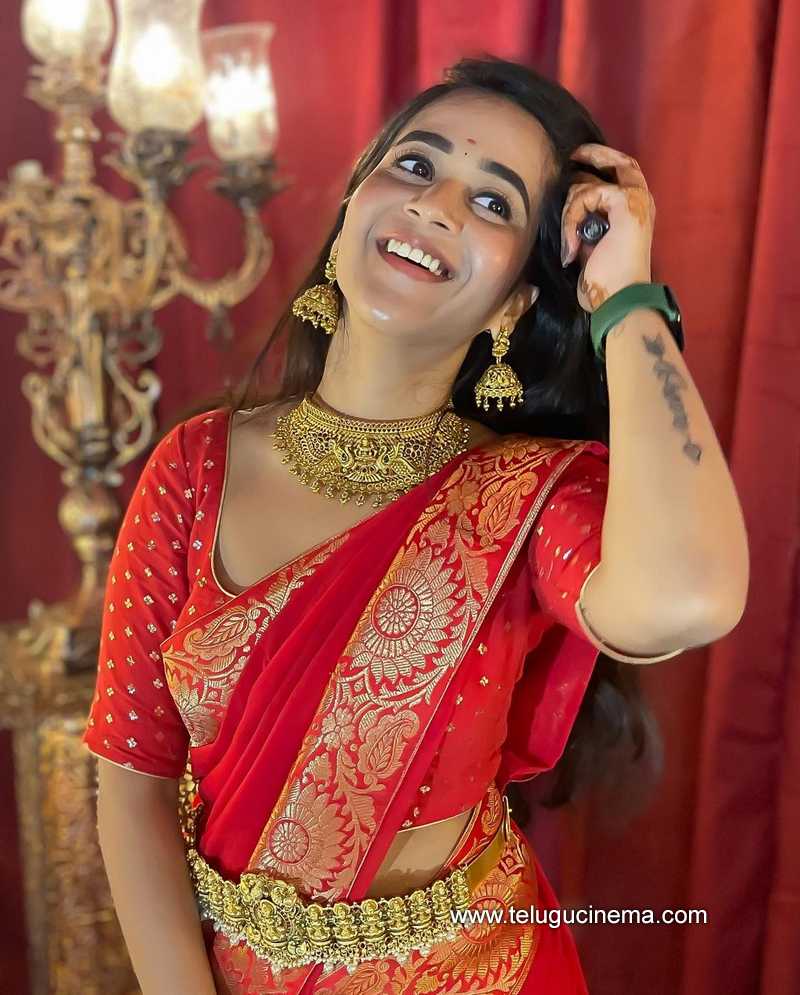 CELEBRITY PICS: Deepthi SunainaHot in Saree