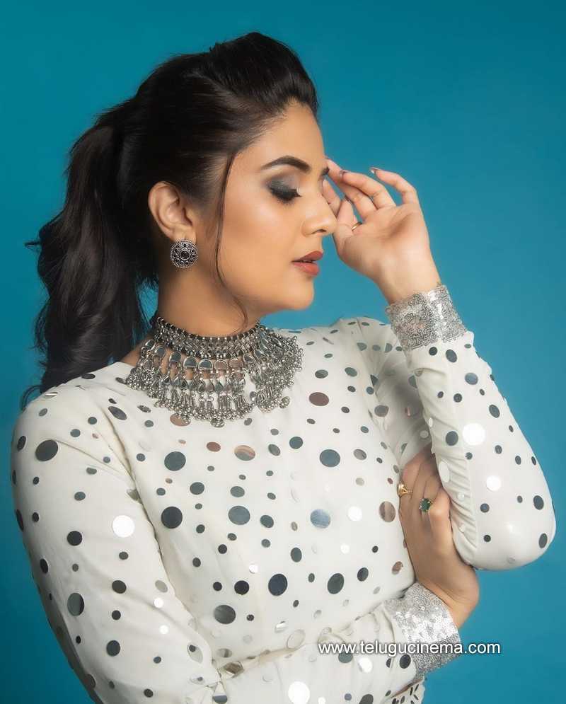 sreemukhi stills 160222 001