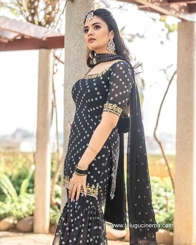 sreemukhi stills 180322 001