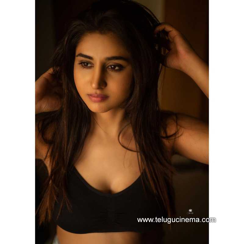 varshini stills 120322 002