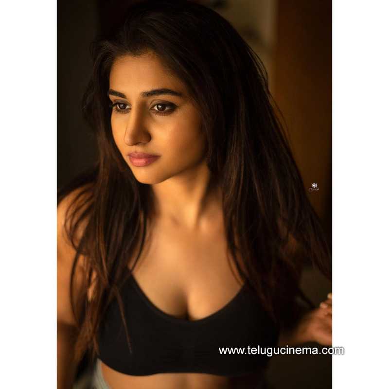 varshini stills 120322 005