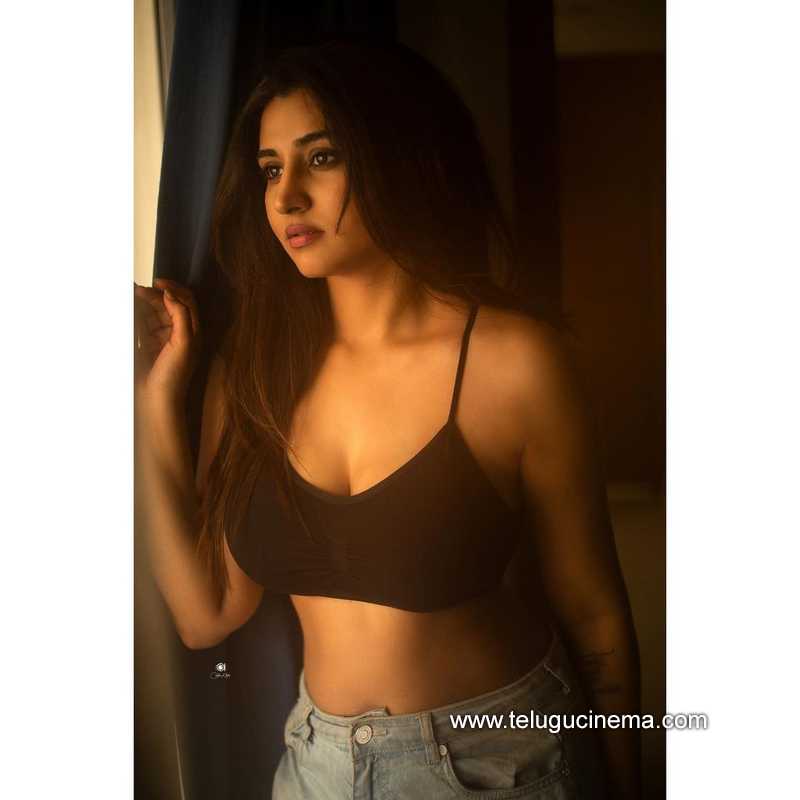 varshini stills 120322 006