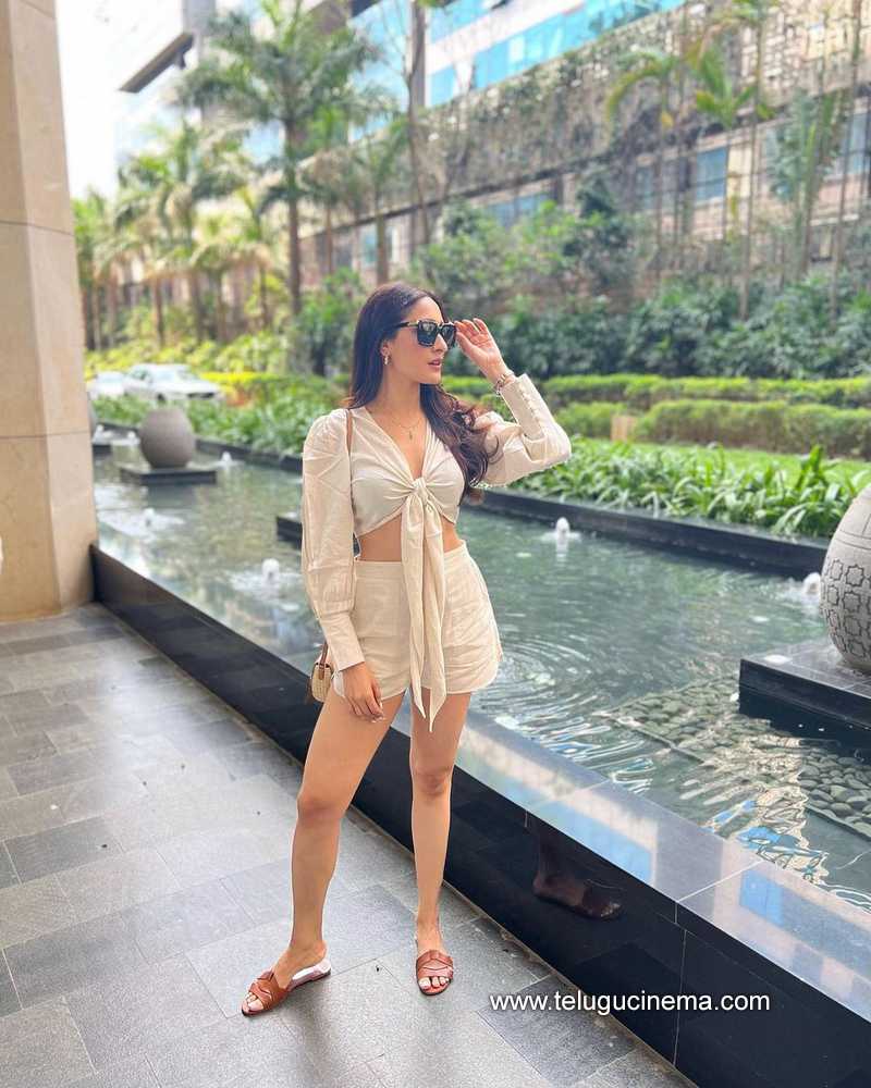 pragya stills 180422 001