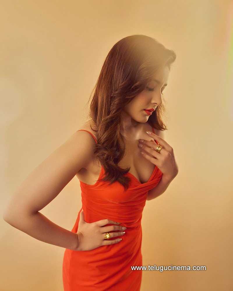 raashikhanna stills 290422 003