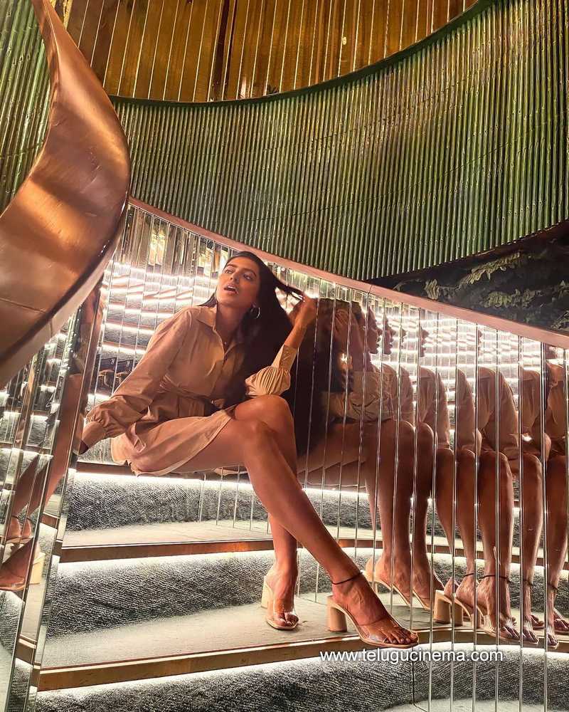 shivani stills 150422 004
