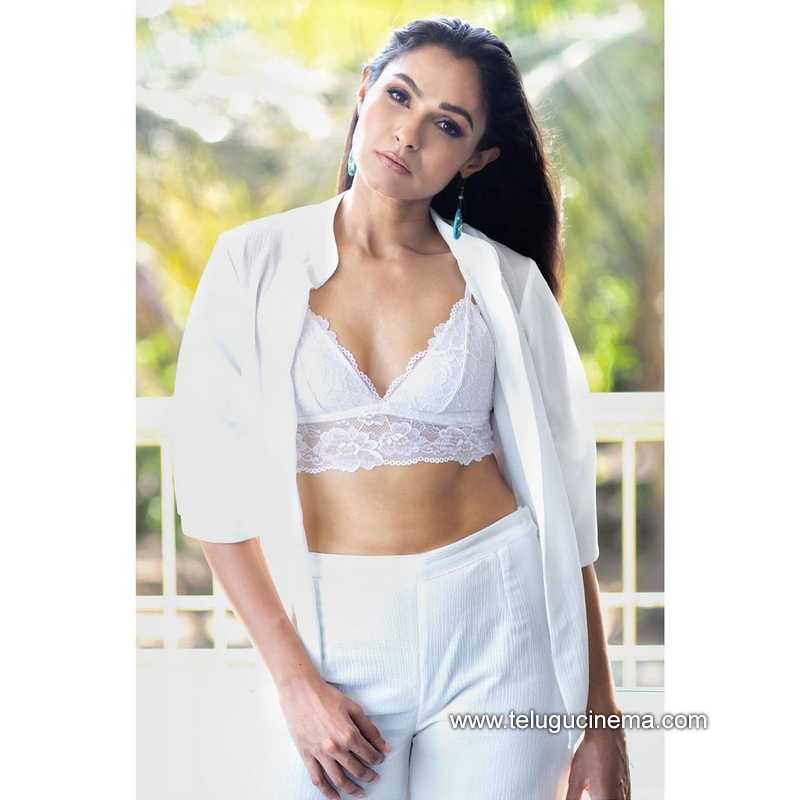 andrea stills 130522 002
